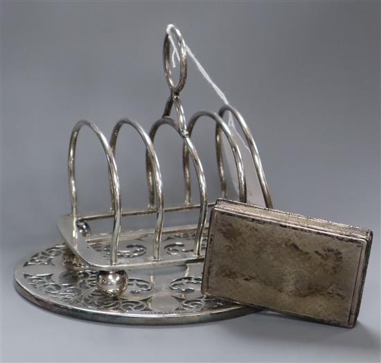 An Edwardian silver toastrack, by Elkington & Co, Birmingham, 1907, a silver overlaid glass teapot stand and an 800 snuff box.